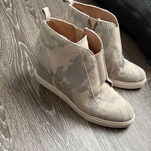 Camouflage Wedge Ankle Boots